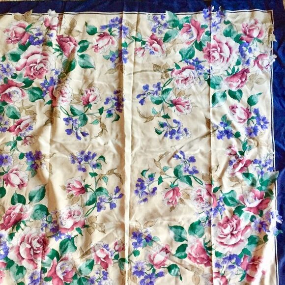 Beautiful silk scarf - Picture 1 of 3